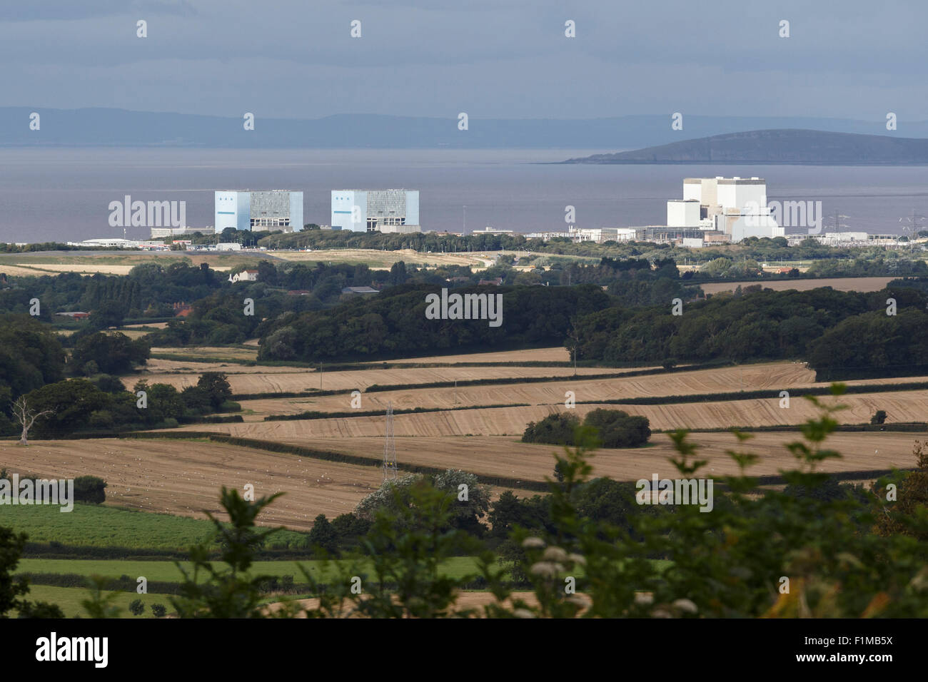 Kernkraftwerk Hinkely Punkt. Eine Station bis zur linken, B-Station auf der rechten Seite. Von der Quantock Hills gesehen. Stockfoto