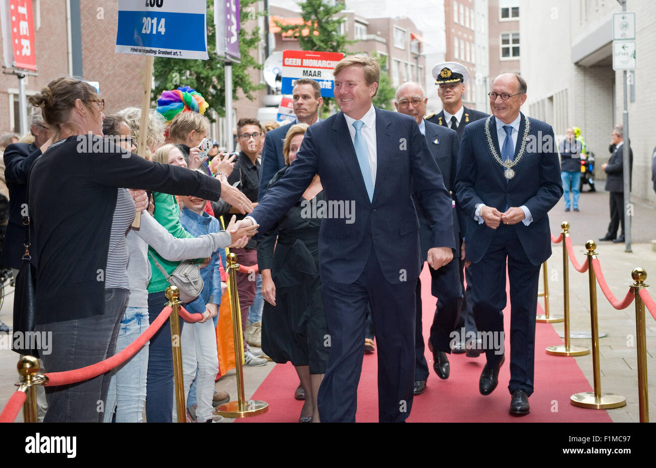 König Willem Alexander aus den Niederlanden ist Händeschütteln mit Personen während er geht, eine Theater zu besuchen Stockfoto