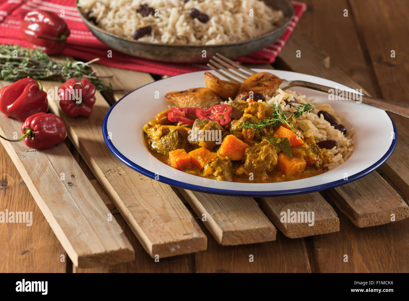 Karibisches Curry Ziege mit Reis und Erbsen. West Indies Essen Stockfoto Karibisches Curry Ziege mit Reis und Erbsen. West Indies Essen Stockfoto