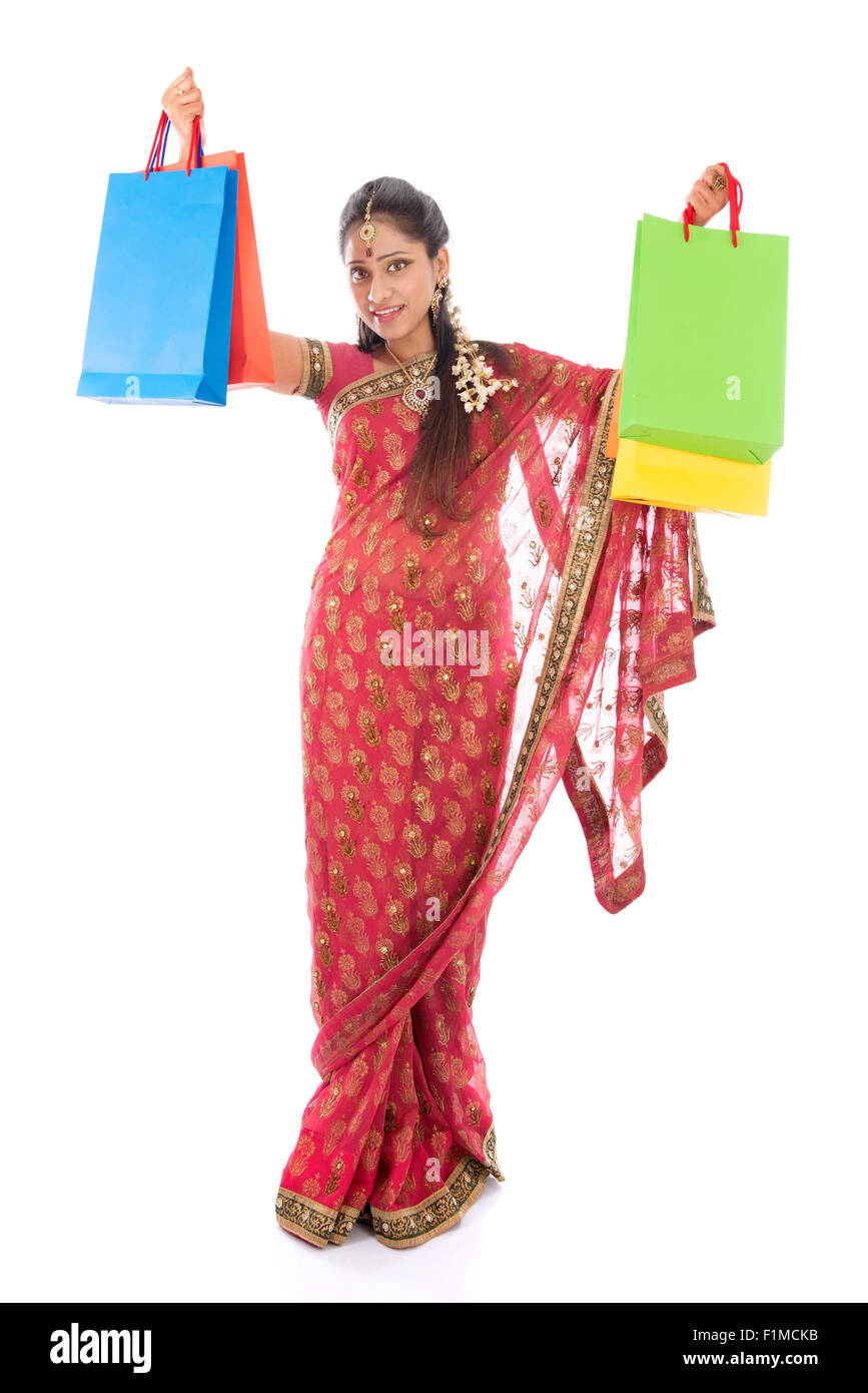 Indische Frau in traditionellen Sari shopping für Diwali-fest, isoliert auf weißem Hintergrund stehen in voller Länge. Stockfoto