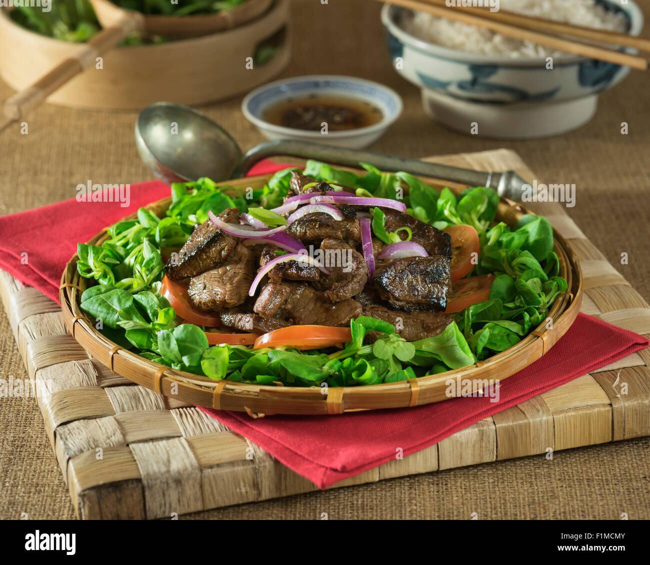 Bo Luc Lac. Schütteln Rindfleisch. Vietnamesische Küche Stockfoto