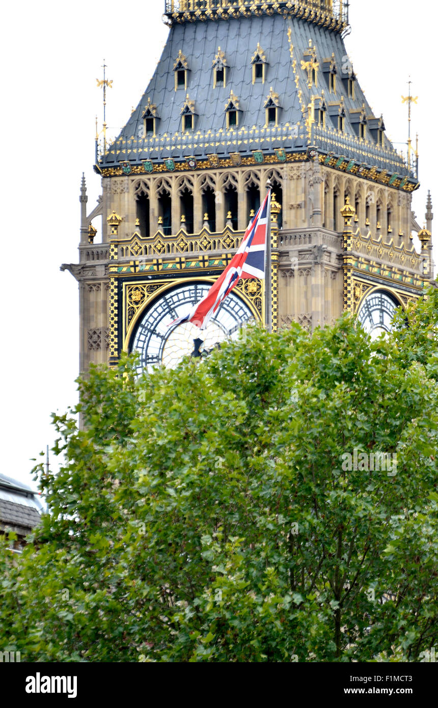 London, England, Vereinigtes Königreich. Big Ben und ein Union Jack von Whitehall gesehen Stockfoto