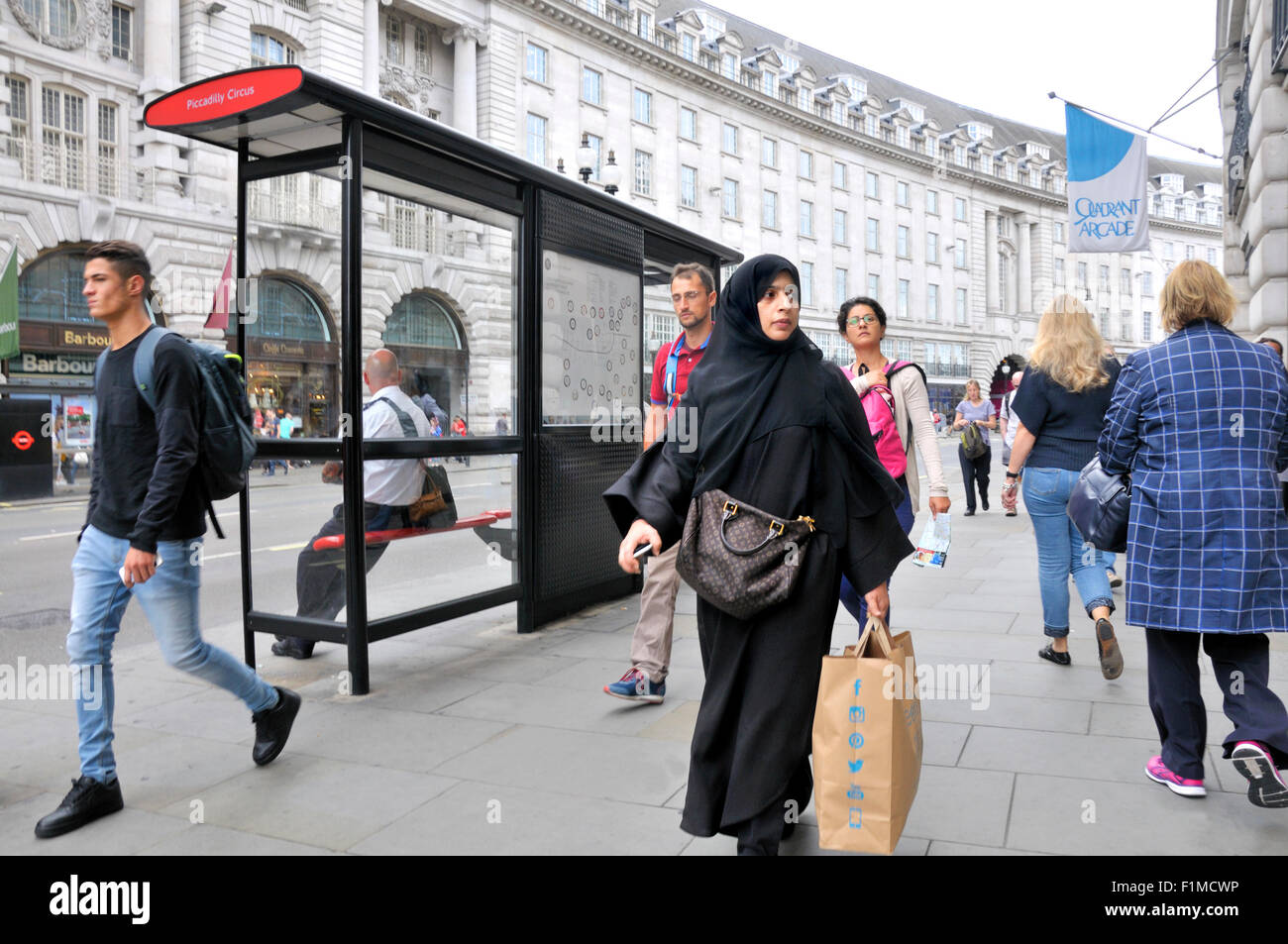 London, England, Vereinigtes Königreich. Die muslimische Frau in der Regent Street einkaufen Stockfoto
