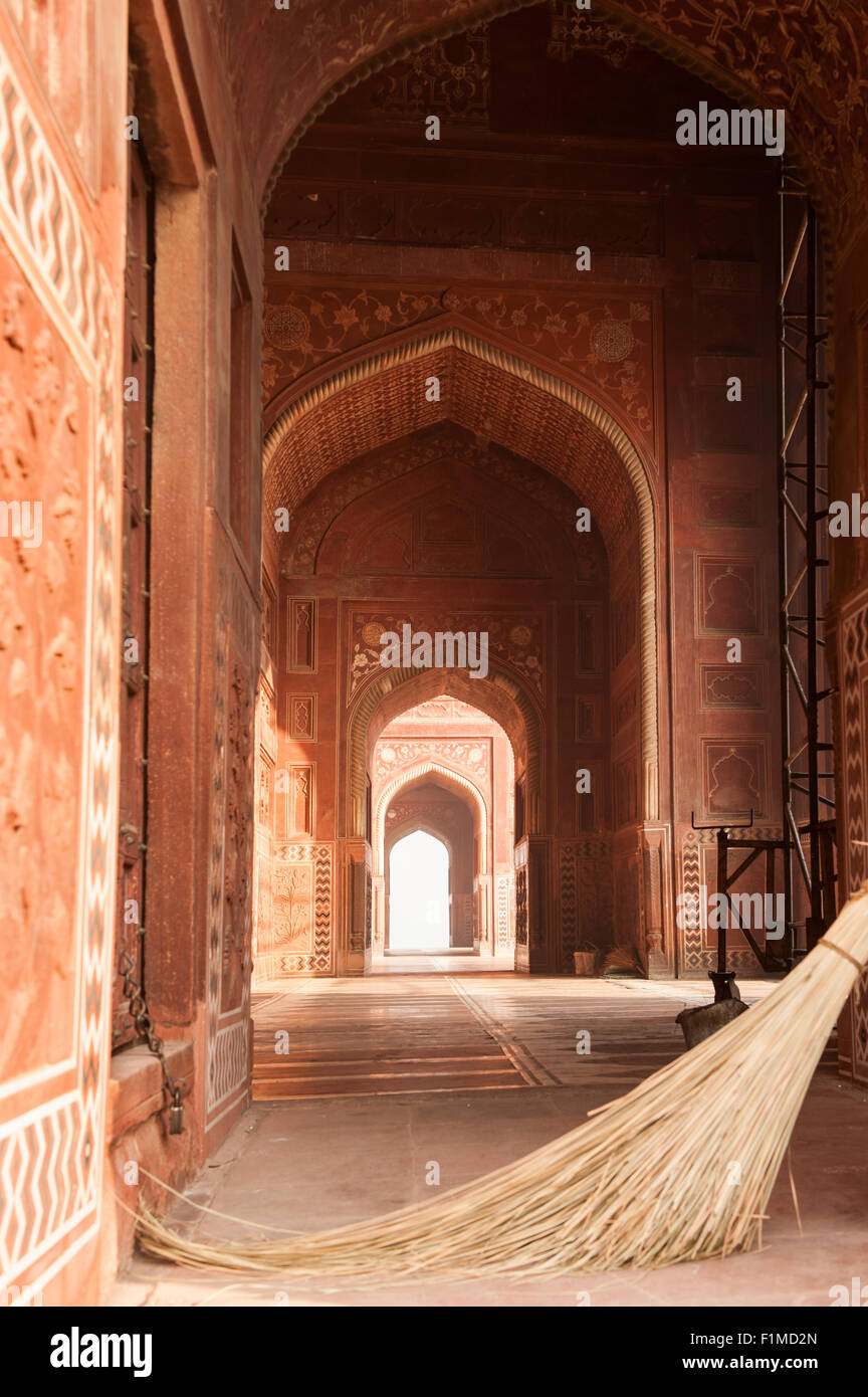 Agra, Utar Pradesh, Indien. Taj Mahal; roter Sandstein Moschee an der Seite des Mausoleums. Stockfoto