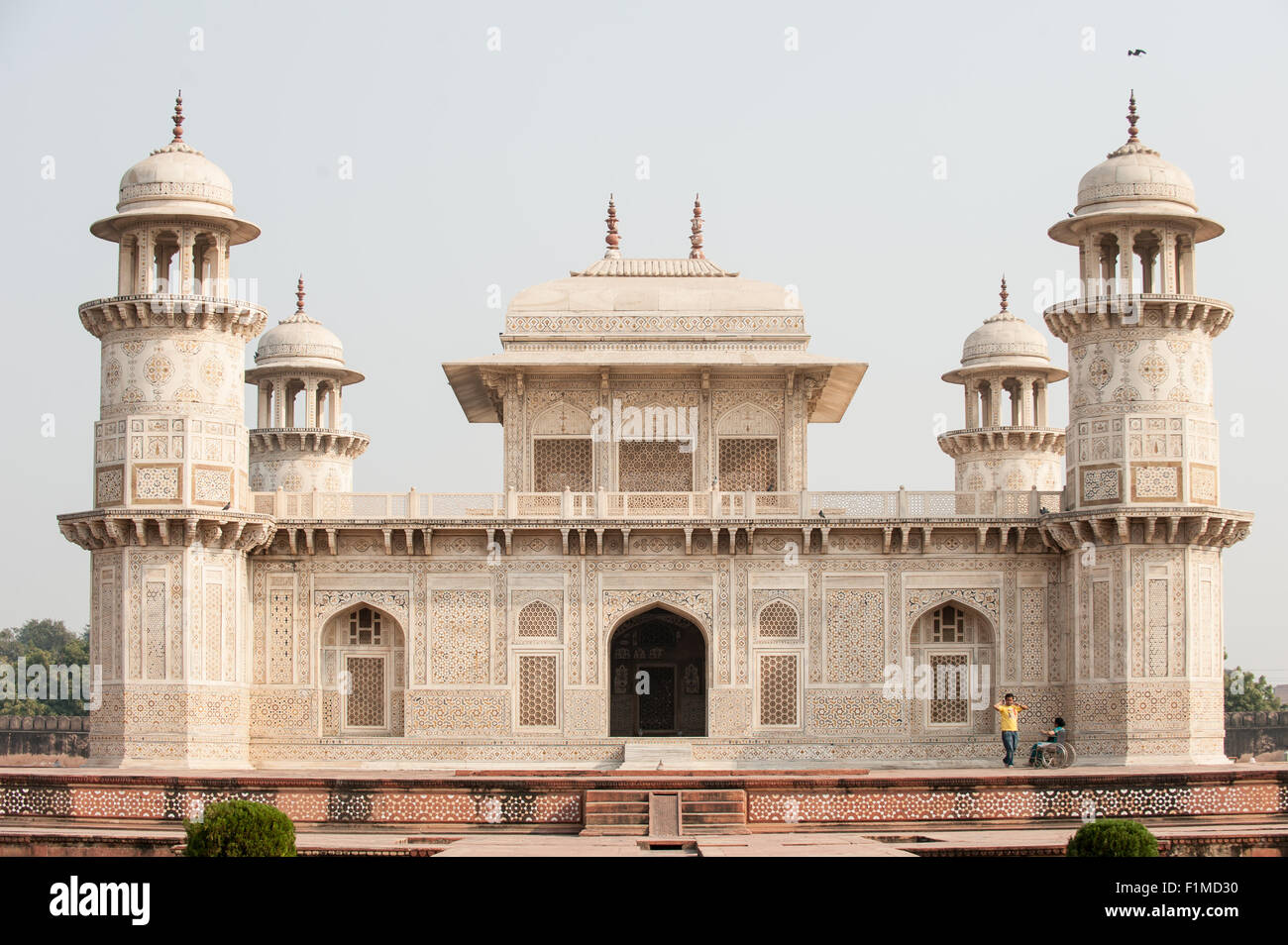 Agra, Utar Pradesh, Indien. Baby Taj. Atemberaubender Architektur mit fein detaillierten parchin Kari Halbedelstein inlay Arbeit und gepiercte Gitter Jali Bildschirme in weißem Marmor geschnitzt. Stockfoto