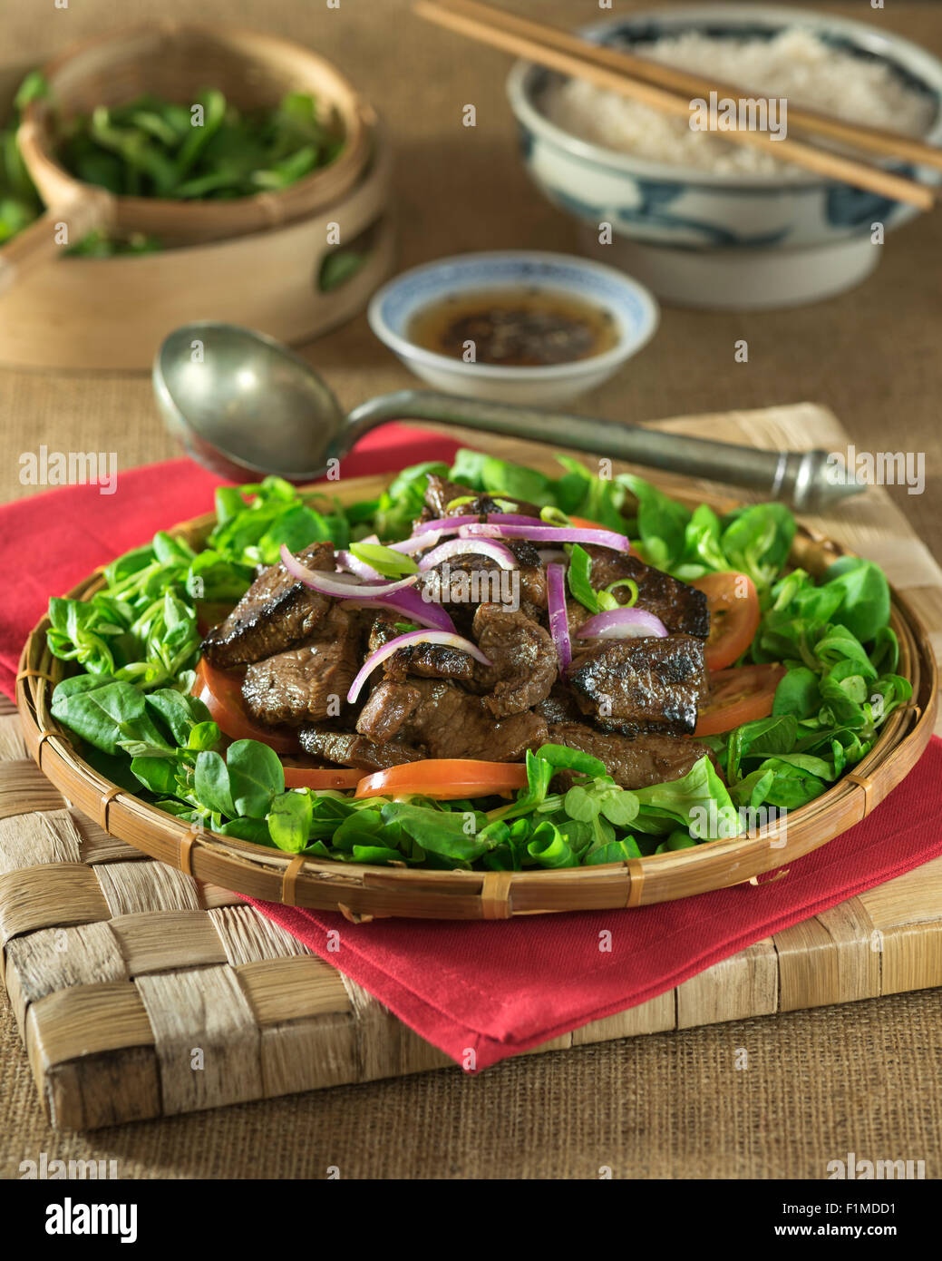 Bo Luc Lac. Schütteln Rindfleisch. Vietnamesische Küche Stockfoto