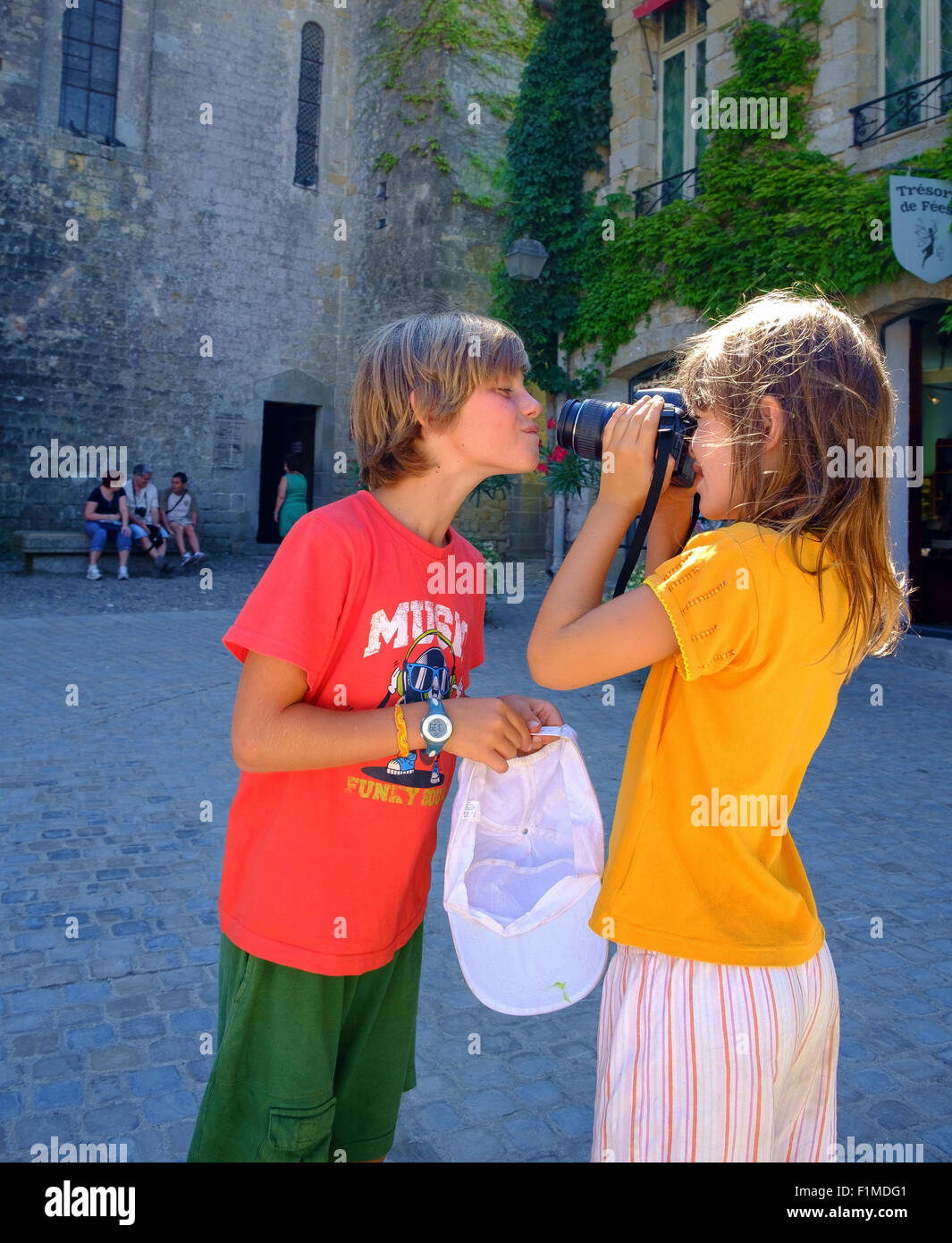 junge Mädchen Kinder Kinder spielen unter Fotokamera Stockfoto