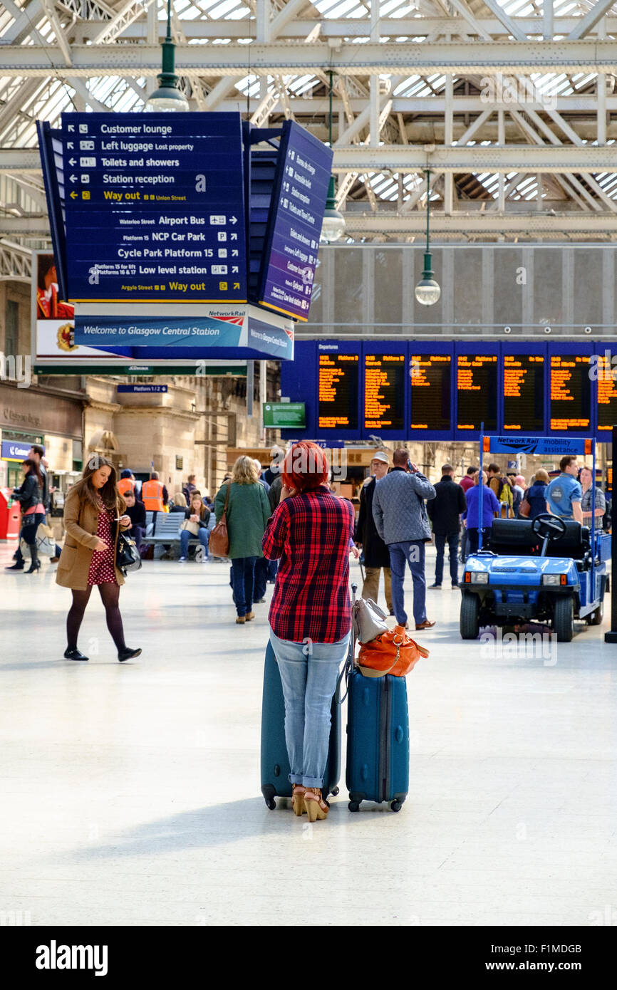 Frau wartet Zug Bahnhof Gepäck Gepäck uk Stockfoto