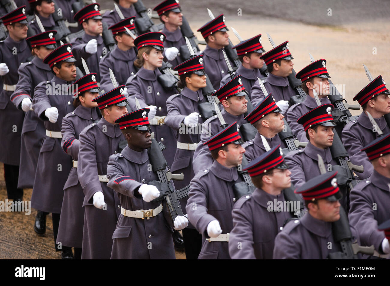 Königliche Artillerie marschieren entlang der Parade von The Lord Mayor es Show, Herrenhaus, City of London, England, UK Stockfoto
