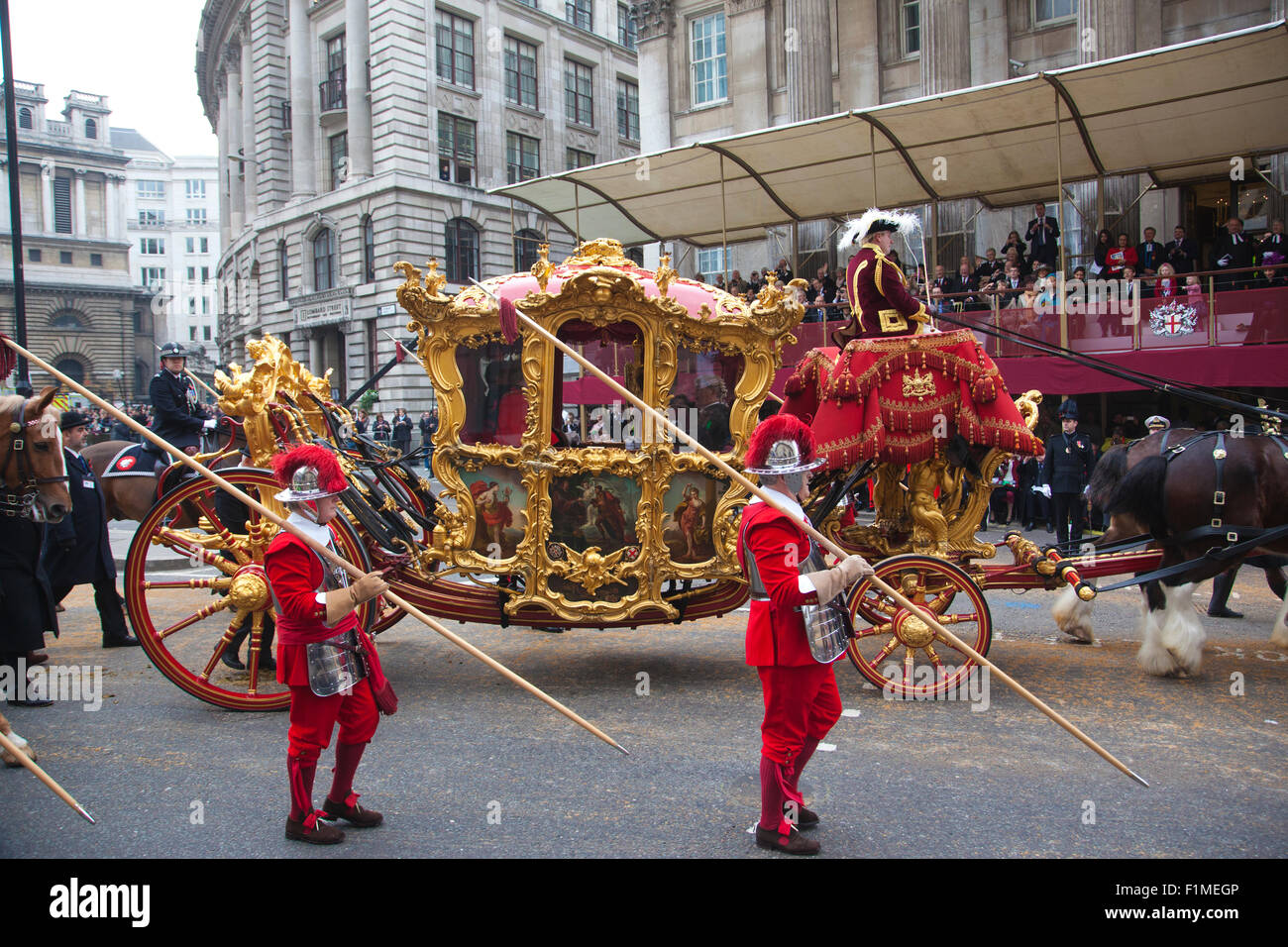 Die goldene Kutsche trägt die neu ernannte Stadtrat in The Lord Mayor es Show außerhalb Mansion House, London, UK Stockfoto