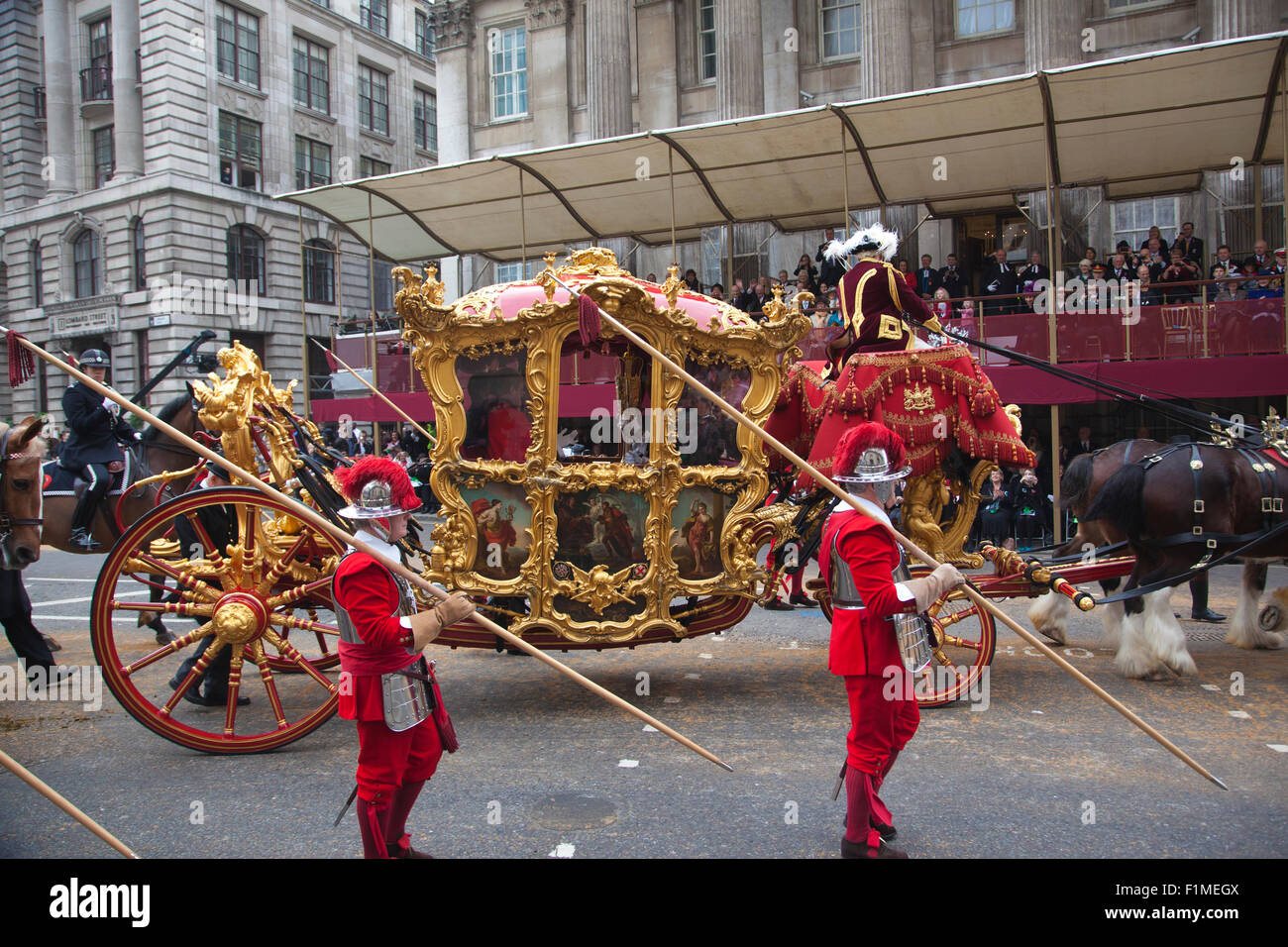 Die goldene Kutsche trägt die neu ernannte Stadtrat in The Lord Mayor es Show außerhalb Mansion House, London, UK Stockfoto
