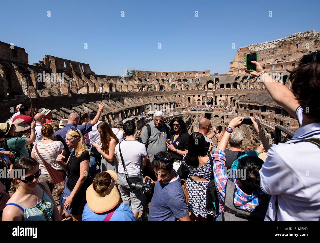 Rom. Italien. Massen von Touristen in den Roman Colosseum. Stockfoto