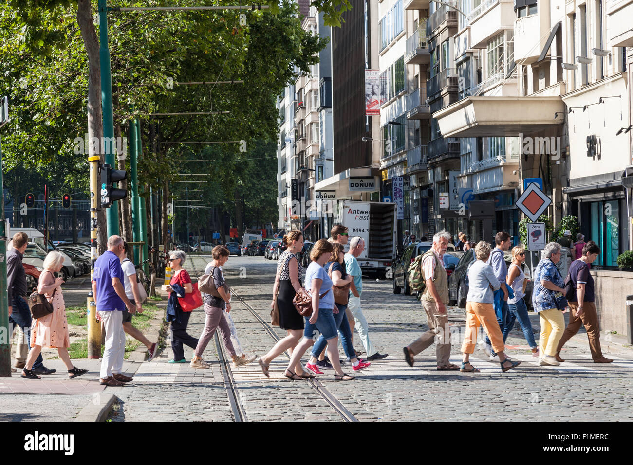Menschen Kreuzung Stadtstraße in Antwerpen, Belgien Stockfoto