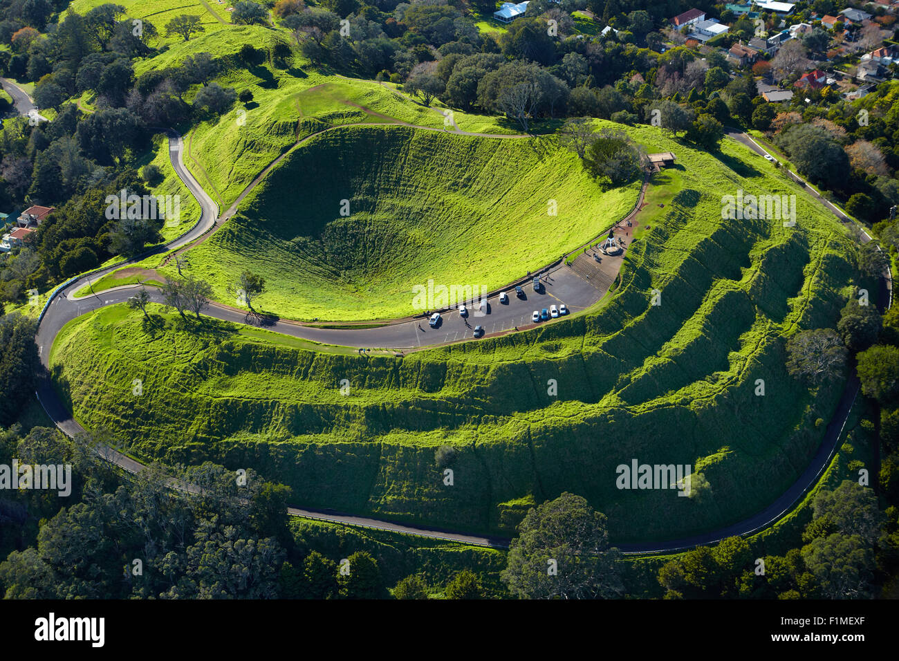 Vulkankrater, Mt. Eden, (historische Maori Pa Website), Auckland, Nordinsel, Neuseeland - Antenne Stockfoto
