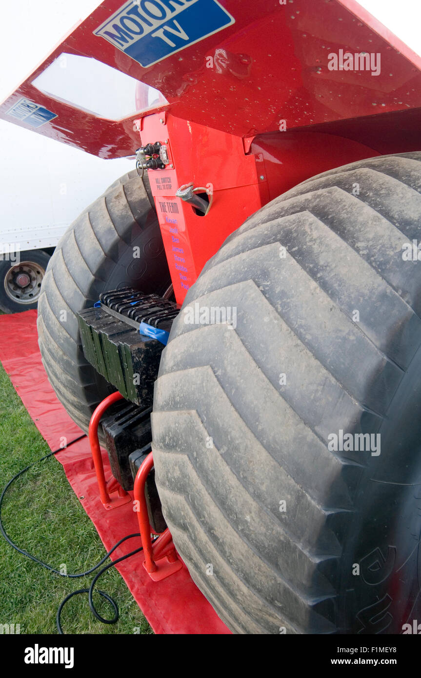 rasiert sich Reifen auf einem Traktor-Abzieher Stockfoto