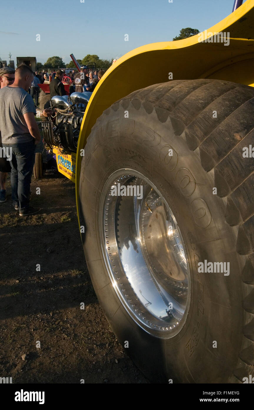rasiert sich Reifen auf einem Traktor-Abzieher Stockfoto