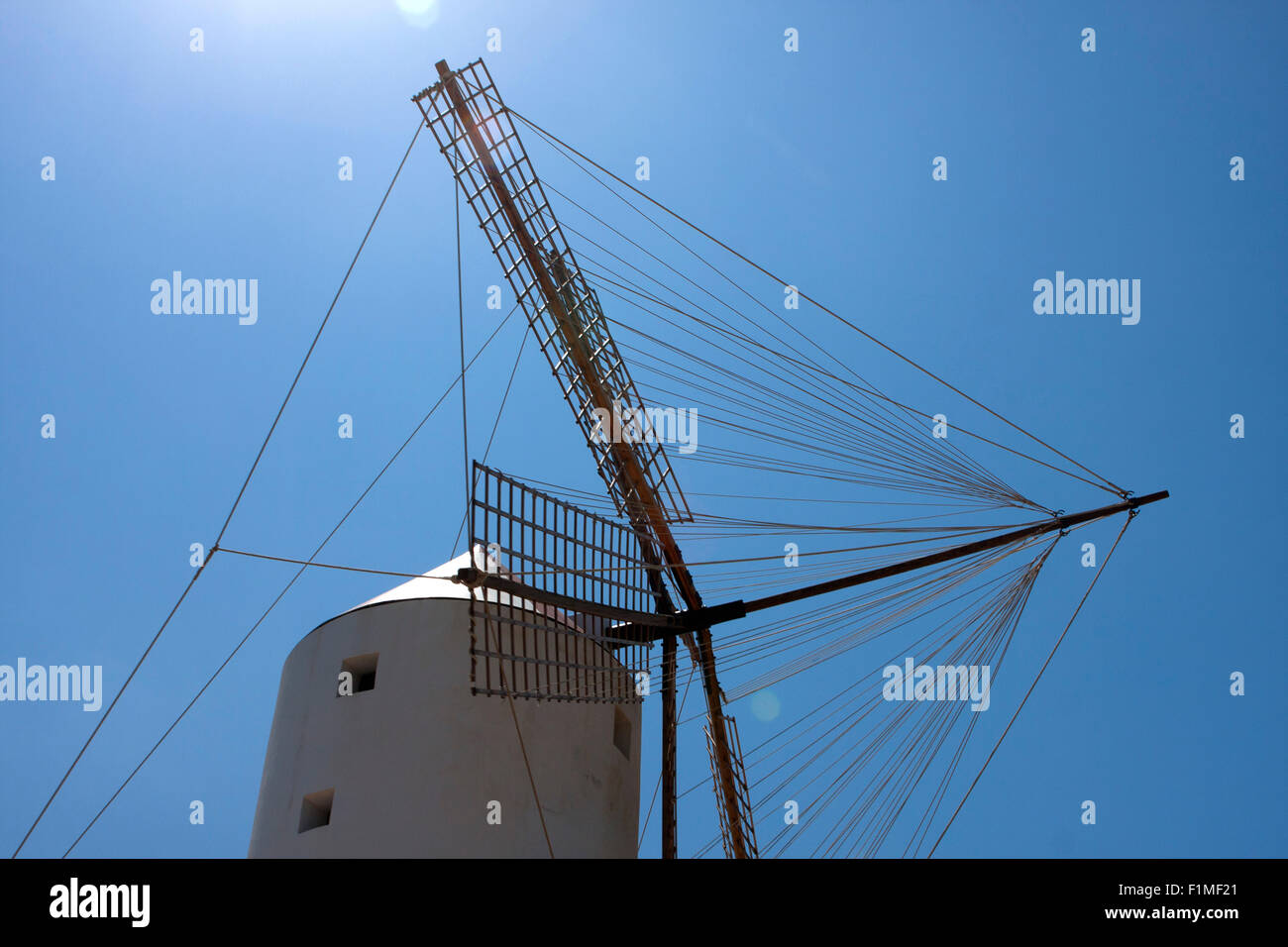 Windmühle in Menorca vor einem strahlend blauen Himmel Stockfoto