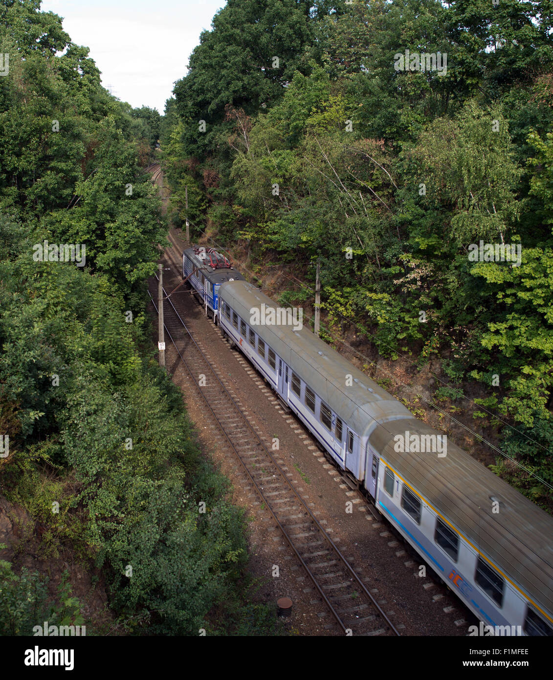 Ein Zug fährt auf der Bahnverbindung Wroclaw (Breslau) und Walbrzych