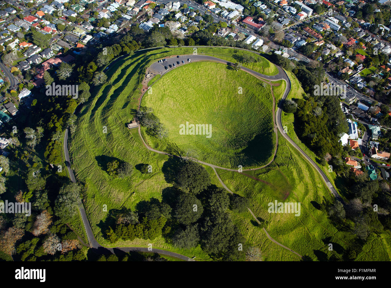 Vulkankrater, Mt. Eden, (historische Maori Pa Website), Auckland, Nordinsel, Neuseeland - Antenne Stockfoto