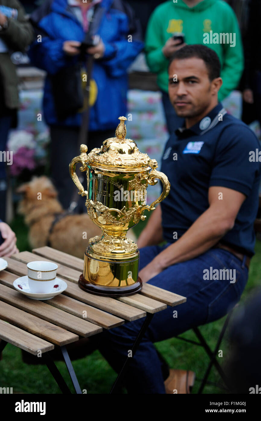 Stamford, UK. 04. Sep, 2015. Der Land Rover Burghley Horse Trials. Jason Robinson OBE mit den Webb Ellis Cup auf seiner Tour vor den Rugby World Cup 2015 in 2015 Land Rover Burghley Horse Trials. Der Land Rover Burghley Horse Trials statt 3.-6. September. Bildnachweis: Jonathan Clarke/Alamy Live-Nachrichten Stockfoto
