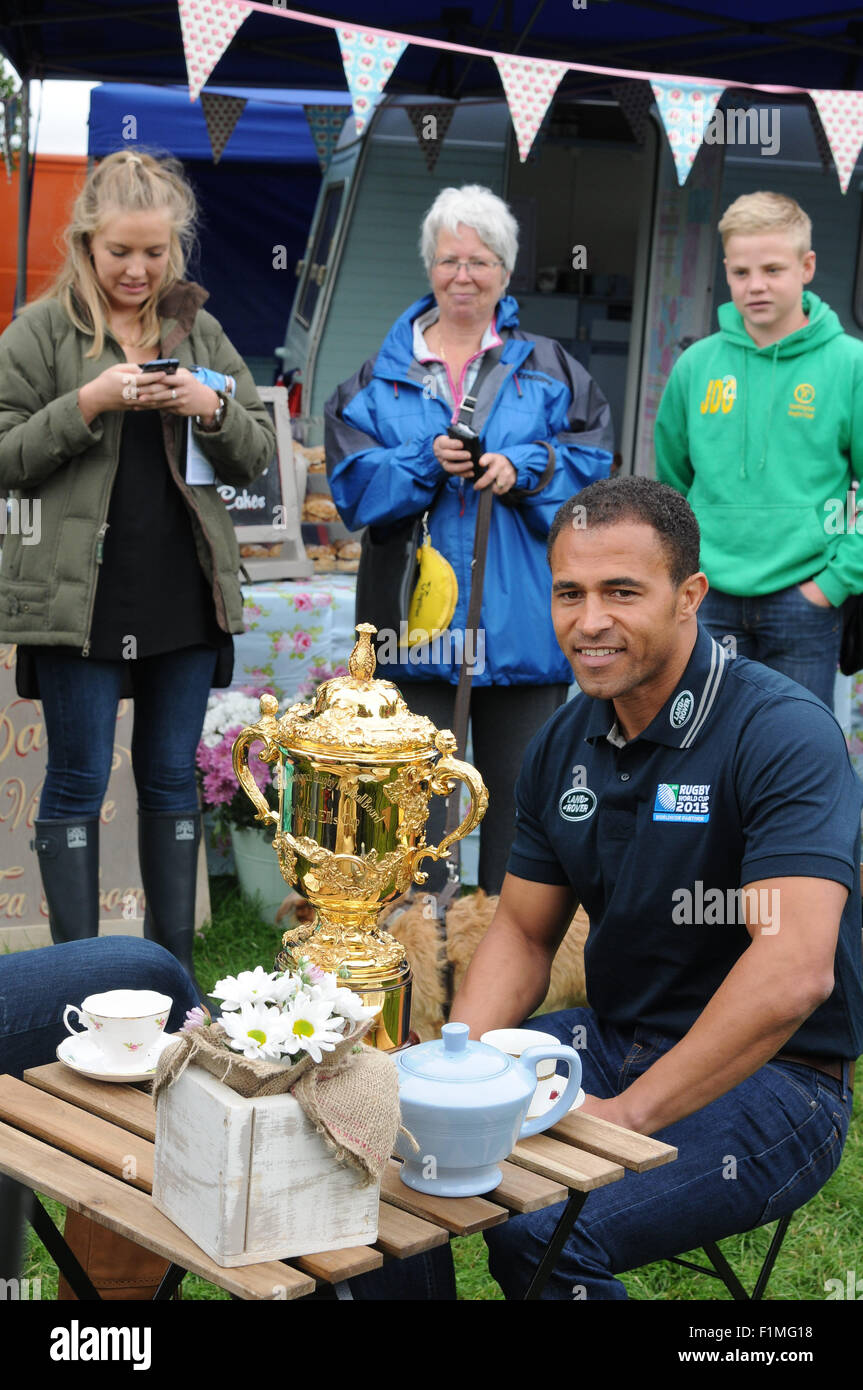 Stamford, UK. 04. Sep, 2015. Der Land Rover Burghley Horse Trials. Jason Robinson OBE mit den Webb Ellis Cup auf seiner Tour vor den Rugby World Cup 2015 in 2015 Land Rover Burghley Horse Trials. Der Land Rover Burghley Horse Trials statt 3.-6. September. Bildnachweis: Jonathan Clarke/Alamy Live-Nachrichten Stockfoto