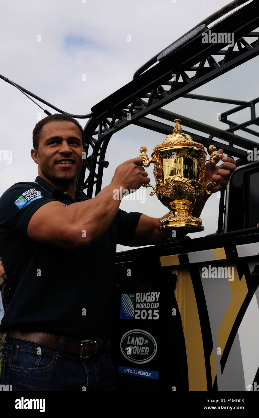 Stamford, UK. 04. Sep, 2015. Der Land Rover Burghley Horse Trials. Jason Robinson OBE mit den Webb Ellis Cup auf seiner Tour vor den Rugby World Cup 2015 in 2015 Land Rover Burghley Horse Trials. Der Land Rover Burghley Horse Trials statt 3.-6. September. Bildnachweis: Jonathan Clarke/Alamy Live-Nachrichten Stockfoto