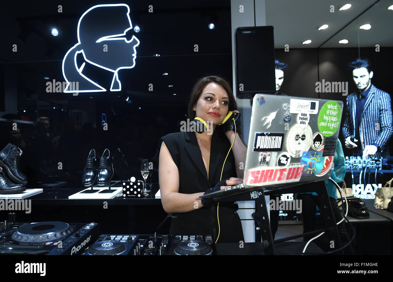 Berlin, Deutschland. 3. Sep 2015. Cosma Shiva Hagen führt als Djane bei der Eröffnung von Karl Lagerfeld Men? s-Store in Berlin, Deutschland, 3. September 2015. Foto: Britta Pedersen/Dpa/Alamy Live News Stockfoto