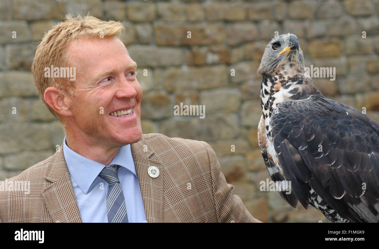 Peak District, Derbyshire, UK. 4. September 2015. Landwirt und BBC Countryfile Moderator, Adam Henson mit "Jura" eine Krone Hawk Eagle bei der Vorstellung des jährlichen Country Fair im Chatsworth House. Die Messe statt, auf dem Gelände des Herzogs und der Herzogin von Devonshire Peak District nach Hause, läuft ca. 4-6 September 2015. Bildnachweis: Matthew Taylor/Alamy Live-Nachrichten Stockfoto