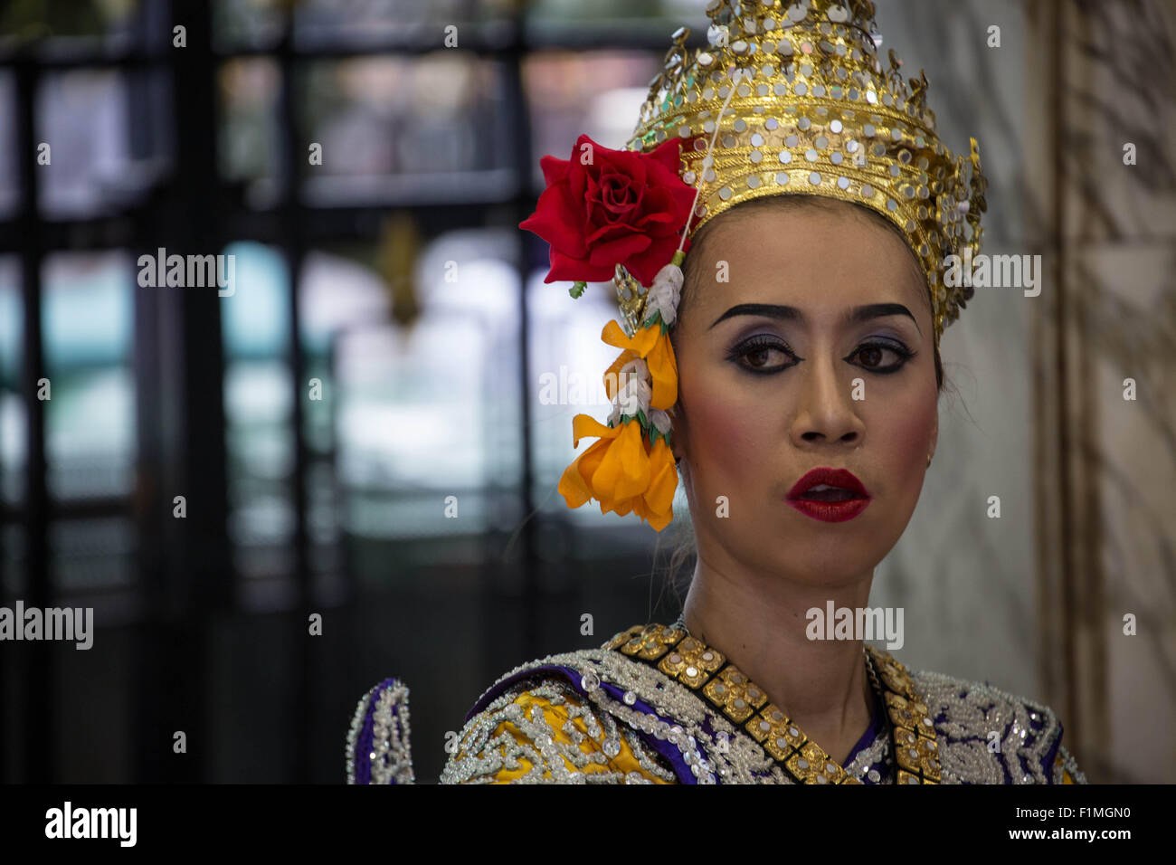 Bangkok, Thailand. 4. Sep, 2015. Eine Thai-Frau mit Tracht tanzen vor der Brahma-Statue an der Erawan-Schrein im Zentrum von Bangkok am 4. September 2015, nach der Wiederherstellung der beschädigten Statue vom 17. August Bombenanschlag die 20 Menschen getötet und verletzt mehr als Hunderte. Bildnachweis: Guillaume Payen/ZUMA Draht/Alamy Live-Nachrichten Stockfoto