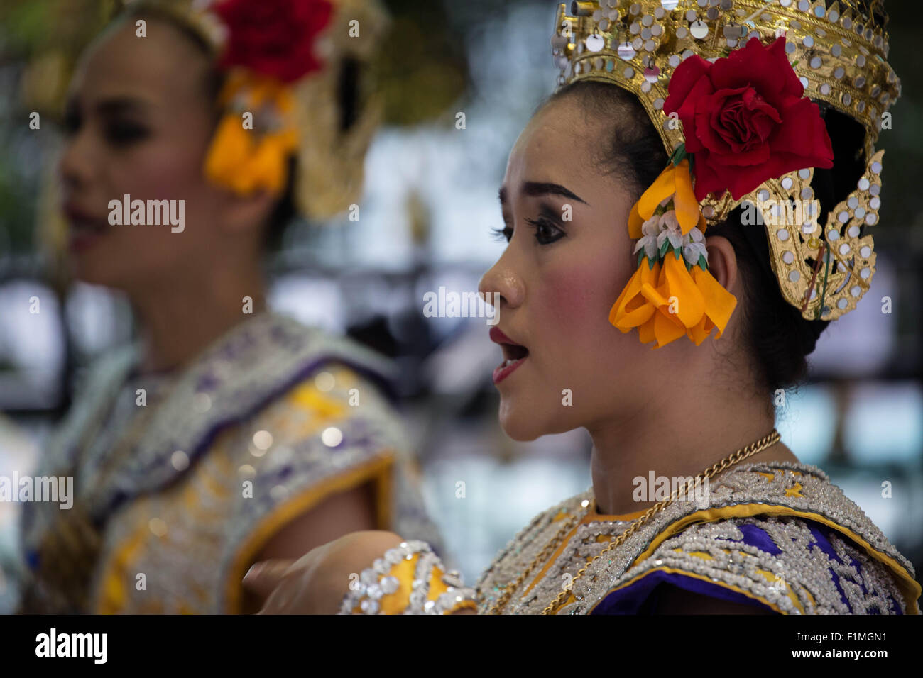 Bangkok, Thailand. 4. Sep, 2015. Thai Frauen mit traditionellen Kostümen tanzen vor der Brahma-Statue an der Erawan-Schrein im Zentrum von Bangkok am 4. September 2015, nach der Wiederherstellung der beschädigten Statue vom 17. August Bombenanschlag die 20 Menschen getötet und verletzt mehr als Hunderte. Bildnachweis: Guillaume Payen/ZUMA Draht/Alamy Live-Nachrichten Stockfoto