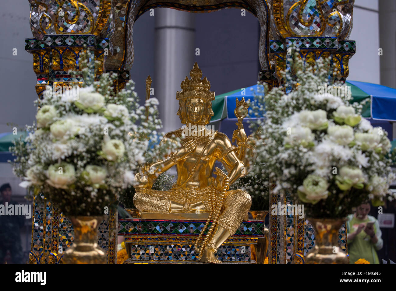 Bangkok, Thailand. 4. Sep, 2015. Ein Blick auf die Brahma-Statue an der Erawan-Schrein im Zentrum von Bangkok am 4. September 2015, nach der Wiederherstellung der beschädigten Statue vom 17. August Bombenanschlag die 20 Menschen getötet und verletzt mehr als Hunderte. Bildnachweis: Guillaume Payen/ZUMA Draht/Alamy Live-Nachrichten Stockfoto