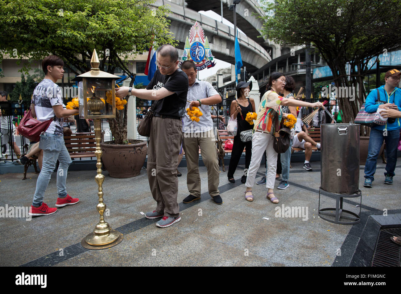 Bangkok, Thailand. 4. Sep, 2015. Menschen leicht Weihrauch vor der Brahma-Statue an der Erawan-Schrein im Zentrum von Bangkok am 4. September 2015, nach der Wiederherstellung der beschädigten Statue vom 17. August Bombenanschlag die 20 Menschen getötet und verletzt mehr als Hunderte. Bildnachweis: Guillaume Payen/ZUMA Draht/Alamy Live-Nachrichten Stockfoto