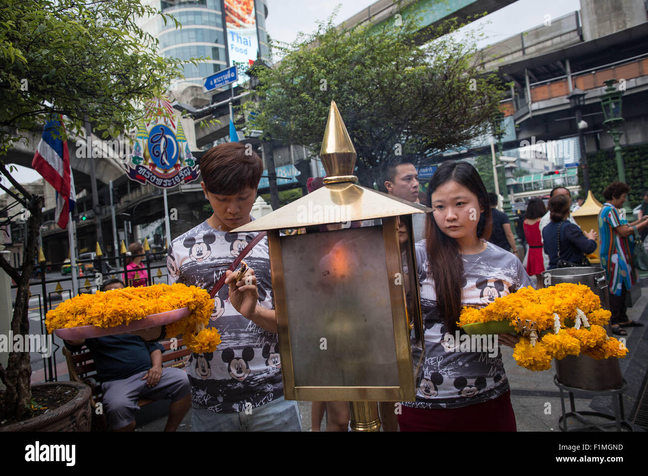 Bangkok, Thailand. 4. Sep, 2015. Menschen leicht Weihrauch vor der Brahma-Statue an der Erawan-Schrein im Zentrum von Bangkok am 4. September 2015, nach der Wiederherstellung der beschädigten Statue vom 17. August Bombenanschlag die 20 Menschen getötet und verletzt mehr als Hunderte. Bildnachweis: Guillaume Payen/ZUMA Draht/Alamy Live-Nachrichten Stockfoto