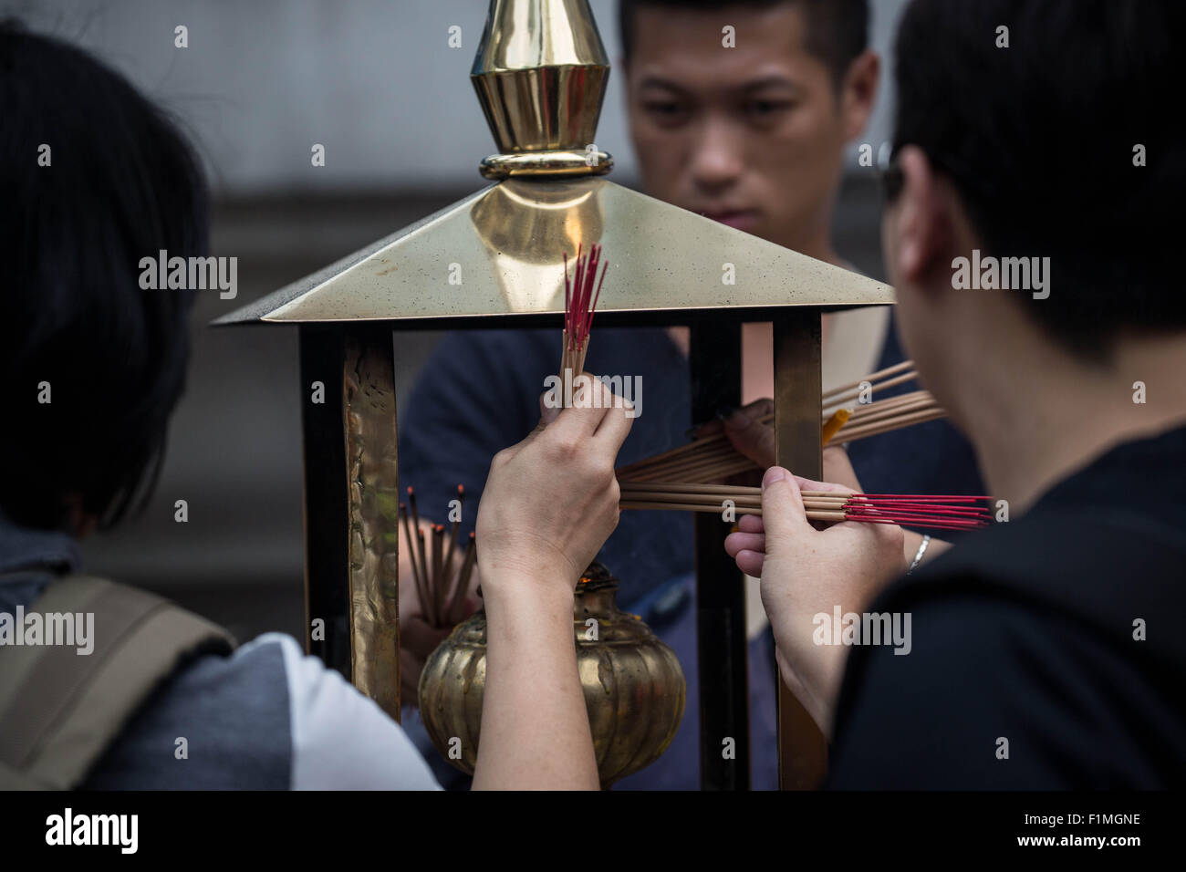 Bangkok, Thailand. 4. Sep, 2015. Chinesische Touristen leicht Weihrauch vor der Brahma-Statue an der Erawan-Schrein im Zentrum von Bangkok am 4. September 2015, nach der Wiederherstellung der beschädigten Statue vom 17. August Bombenanschlag die 20 Menschen getötet und verletzt mehr als Hunderte. Bildnachweis: Guillaume Payen/ZUMA Draht/Alamy Live-Nachrichten Stockfoto