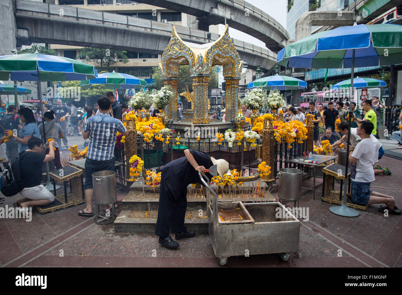 Bangkok, Thailand. 4. Sep, 2015. Ein Arbeiter um die Brahma-Statue an der Erawan-Schrein im Zentrum von Bangkok am 4. September 2015, sauber nach der Wiederherstellung der beschädigten Statue vom 17. August Bombenanschlag die 20 Menschen getötet und verletzt mehr als Hunderte. Bildnachweis: Guillaume Payen/ZUMA Draht/Alamy Live-Nachrichten Stockfoto