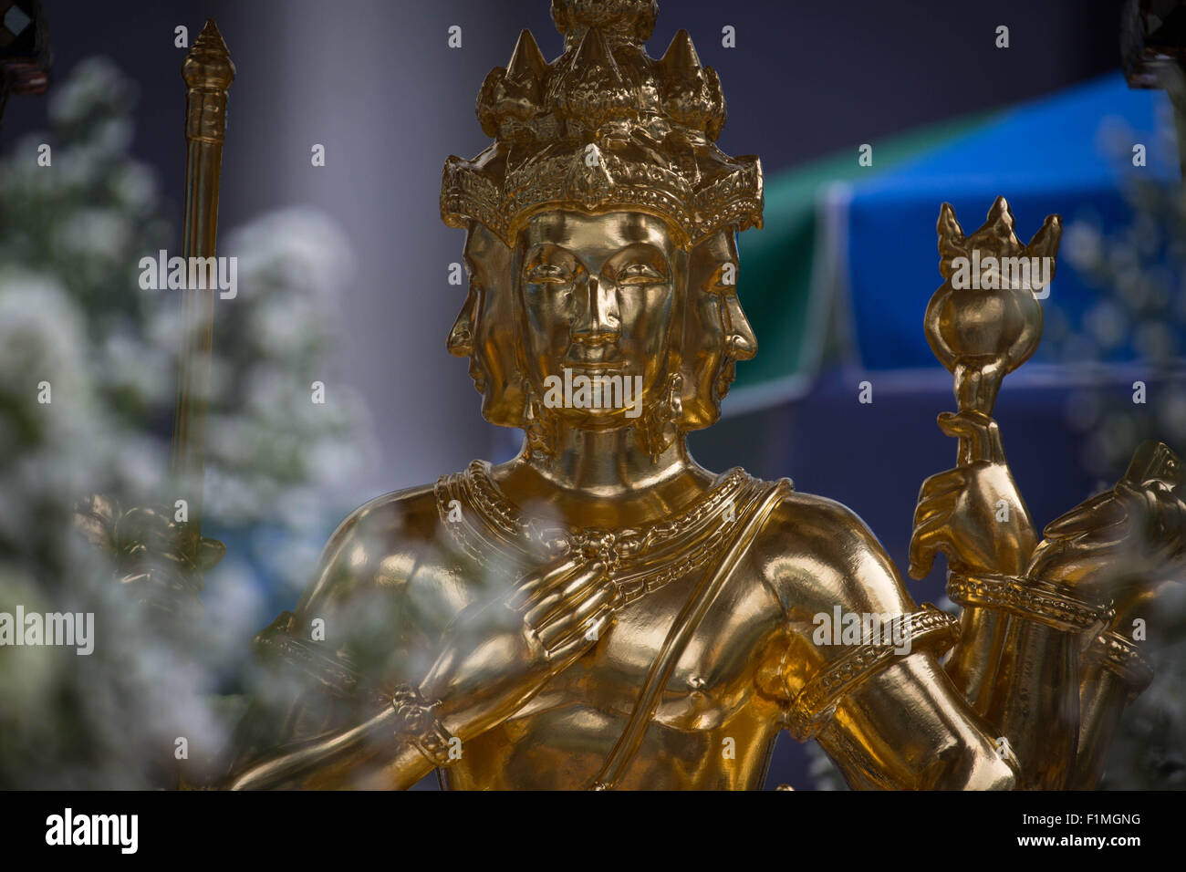 Bangkok, Thailand. 4. Sep, 2015. Ein Blick auf die Brahma-Statue an der Erawan-Schrein im Zentrum von Bangkok am 4. September 2015, nach der Wiederherstellung der beschädigten Statue vom 17. August Bombenanschlag die 20 Menschen getötet und verletzt mehr als Hunderte. Bildnachweis: Guillaume Payen/ZUMA Draht/Alamy Live-Nachrichten Stockfoto
