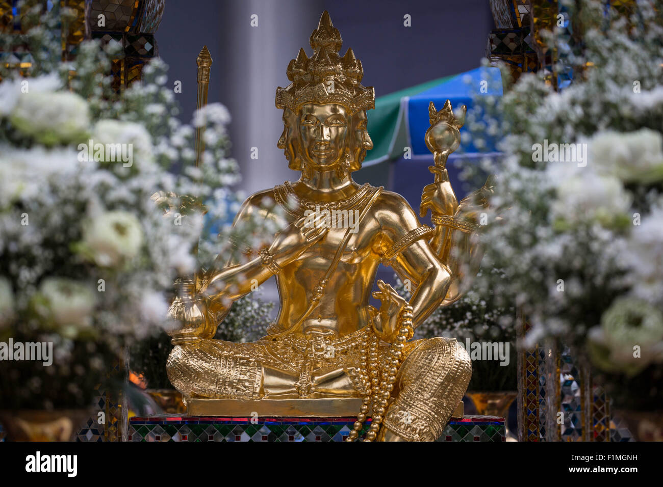 Bangkok, Thailand. 4. Sep, 2015. Ein Blick auf die Brahma-Statue an der Erawan-Schrein im Zentrum von Bangkok am 4. September 2015, nach der Wiederherstellung der beschädigten Statue vom 17. August Bombenanschlag die 20 Menschen getötet und verletzt mehr als Hunderte. Bildnachweis: Guillaume Payen/ZUMA Draht/Alamy Live-Nachrichten Stockfoto