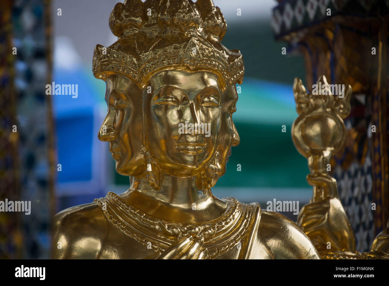 Bangkok, Thailand. 4. Sep, 2015. Ein Blick auf die Brahma-Statue an der Erawan-Schrein im Zentrum von Bangkok am 4. September 2015, nach der Wiederherstellung der beschädigten Statue vom 17. August Bombenanschlag die 20 Menschen getötet und verletzt mehr als Hunderte. Bildnachweis: Guillaume Payen/ZUMA Draht/Alamy Live-Nachrichten Stockfoto