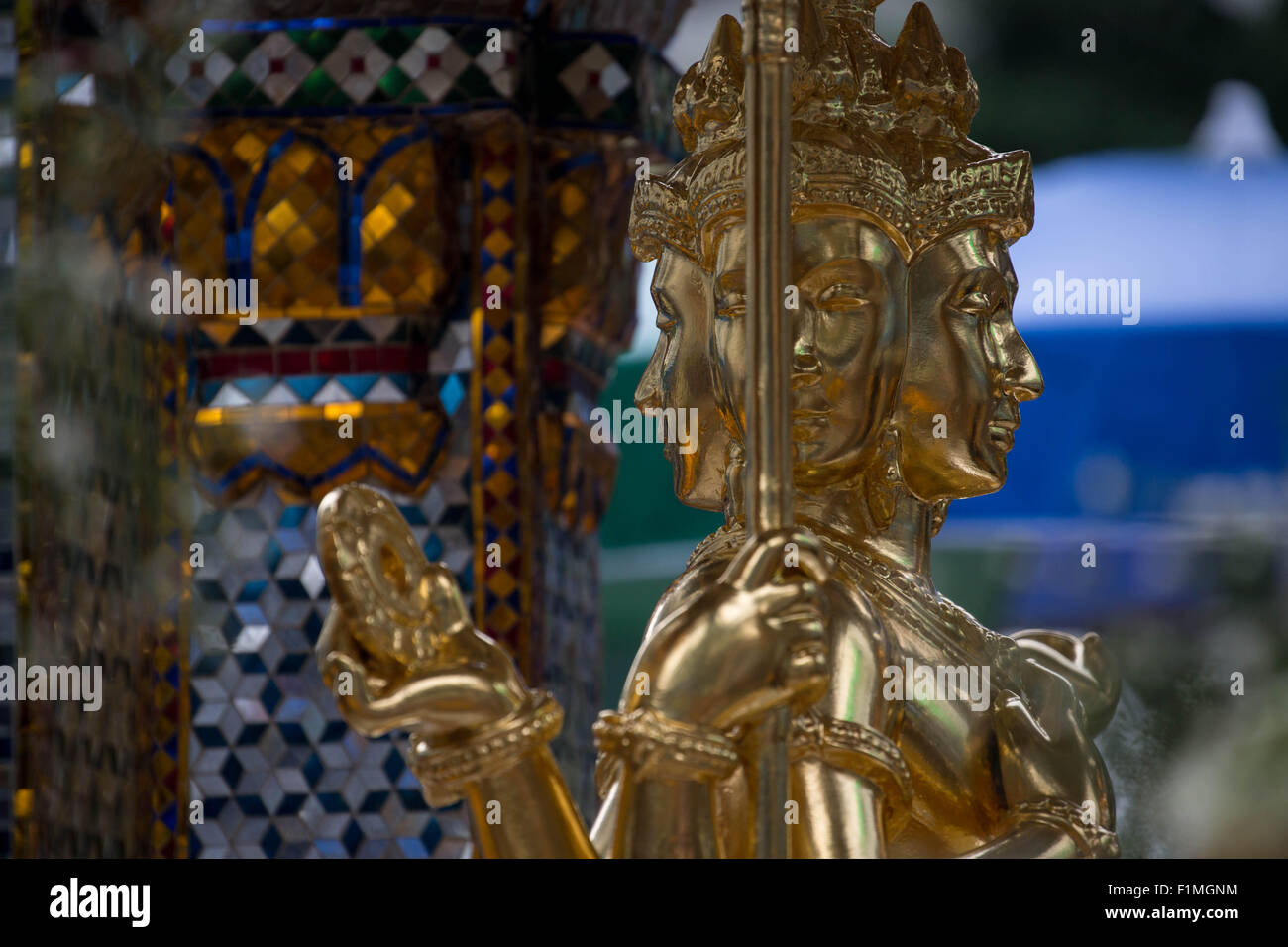 Bangkok, Thailand. 4. Sep, 2015. Ein Blick auf die Brahma-Statue an der Erawan-Schrein im Zentrum von Bangkok am 4. September 2015, nach der Wiederherstellung der beschädigten Statue vom 17. August Bombenanschlag die 20 Menschen getötet und verletzt mehr als Hunderte. Bildnachweis: Guillaume Payen/ZUMA Draht/Alamy Live-Nachrichten Stockfoto