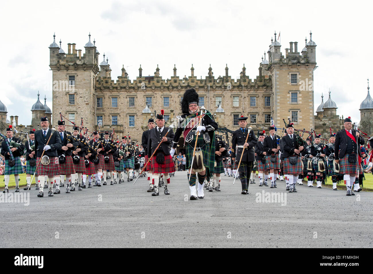 Massed Pipebands auf Floors Castle. Kelso, Schottland Stockfoto