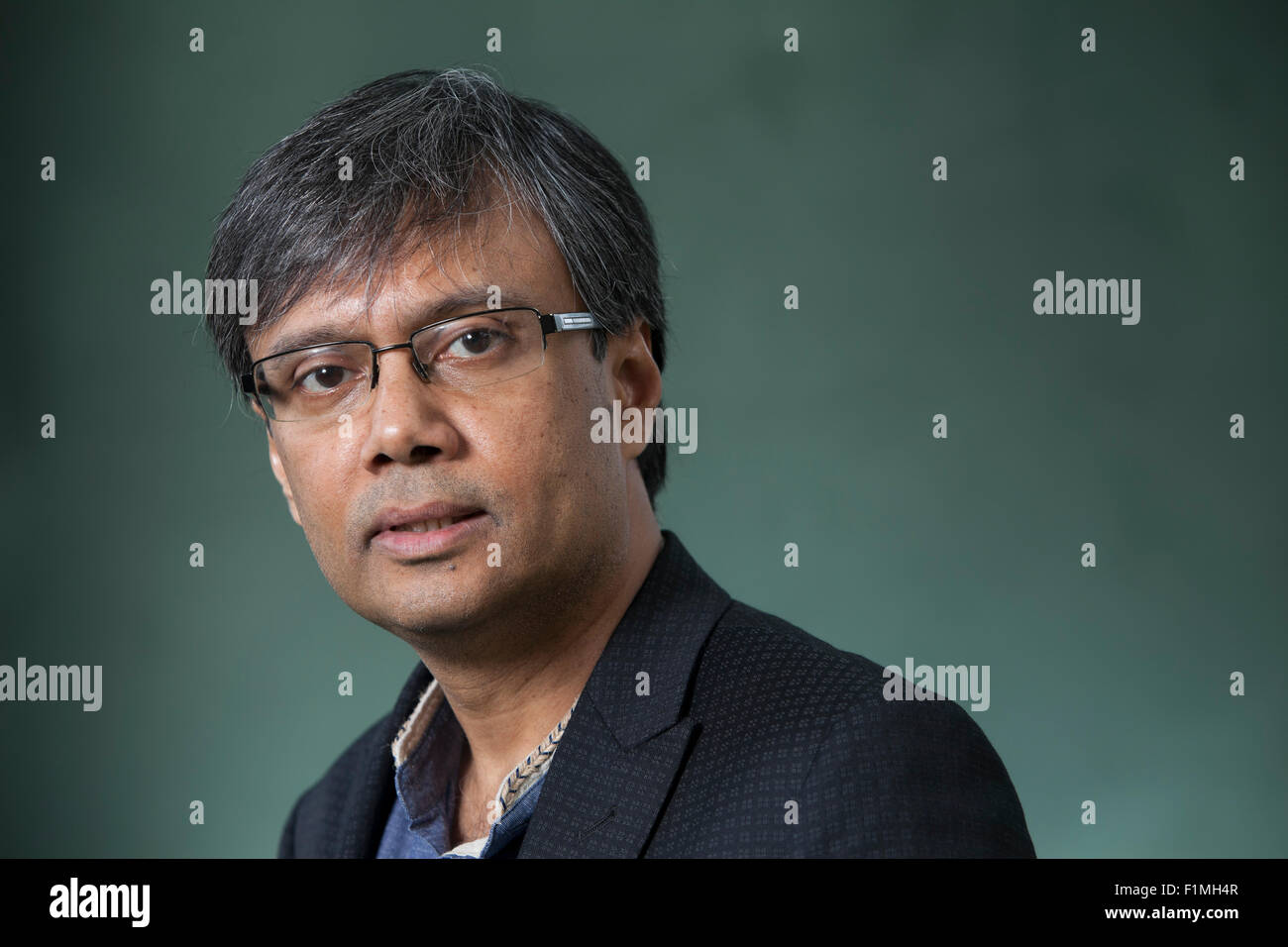 Amit Chaudhuri, der indische englische Schriftsteller und Wissenschaftler, an das Edinburgh International Book Festival 2015. Edinburgh, Schottland. 16. August 2015 Stockfoto