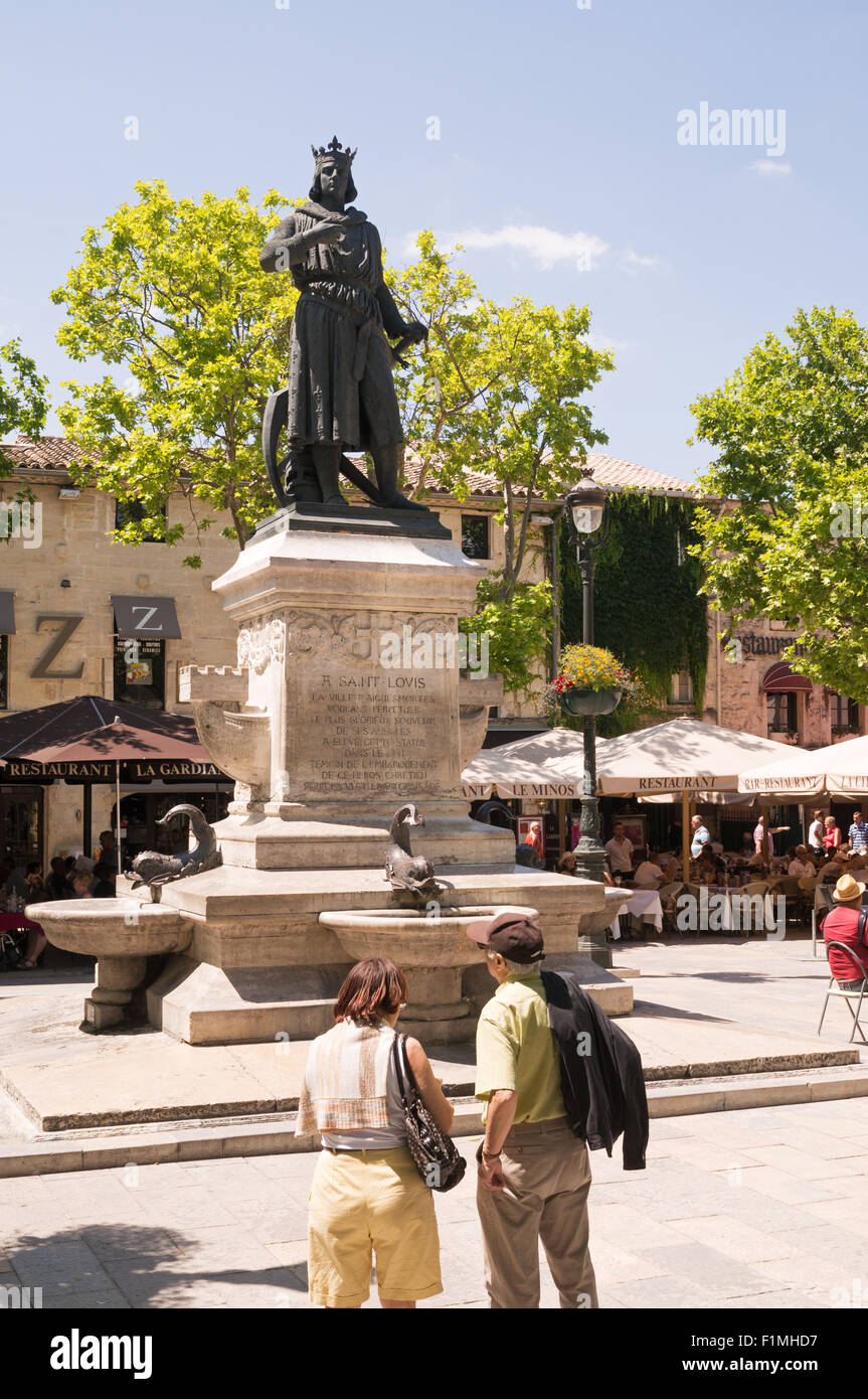 Paar auf der Suche im Statue Saint Louis in der Place Saint-Louis Aigues-Mortes, Languedoc-Roussillon, Frankreich, Europa Stockfoto