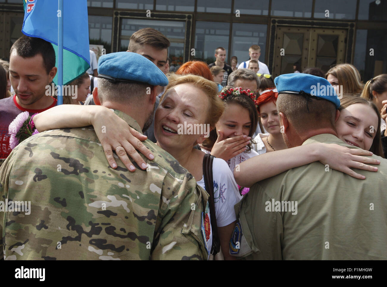 Kiew, Ukraine. 4. Sep, 2015. Ukrainer willkommen entladene Soldaten im WWII Museum in Kiew, Ukraine, 4. September 2015. Entladene Soldaten von 81 Air Assault Brigade nach Kiew angekommen an der Ost-ukrainischen Konfliktzone zu kämpfen. Die Europäische Union festgelegt ist, zu verlängern, indem ein weiterer sechs Monate Sanktionen, die es in der Ukraine-Krise gegen Separatisten und Menschen mit engen Verbindungen zum russischen Präsidenten Vladimir Putin ausgestellt hat, sagten Diplomaten 2. September 2015. Credit: Serg Glovny/ZUMA Draht/Alamy Live-Nachrichten Stockfoto