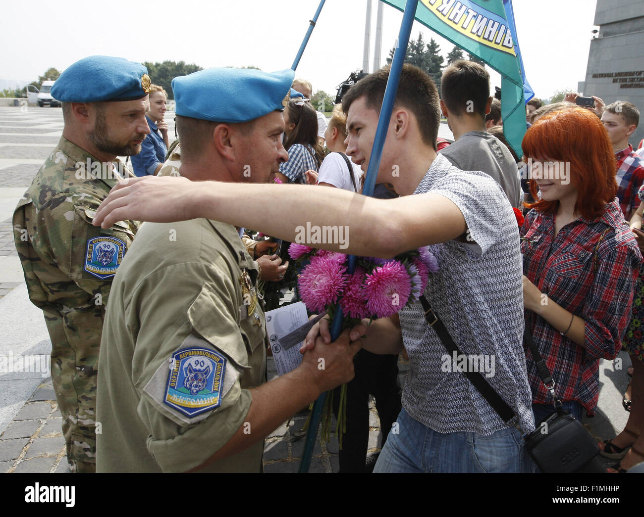 Kiew, Ukraine. 4. Sep, 2015. Junge Ukrainer willkommen entladene Soldaten im WWII Museum in Kiew, Ukraine, 4. September 2015. Entladene Soldaten von 81 Air Assault Brigade nach Kiew angekommen an der Ost-ukrainischen Konfliktzone zu kämpfen. Die Europäische Union festgelegt ist, zu verlängern, indem ein weiterer sechs Monate Sanktionen, die es in der Ukraine-Krise gegen Separatisten und Menschen mit engen Verbindungen zum russischen Präsidenten Vladimir Putin ausgestellt hat, sagten Diplomaten 2. September 2015. Credit: Serg Glovny/ZUMA Draht/Alamy Live-Nachrichten Stockfoto