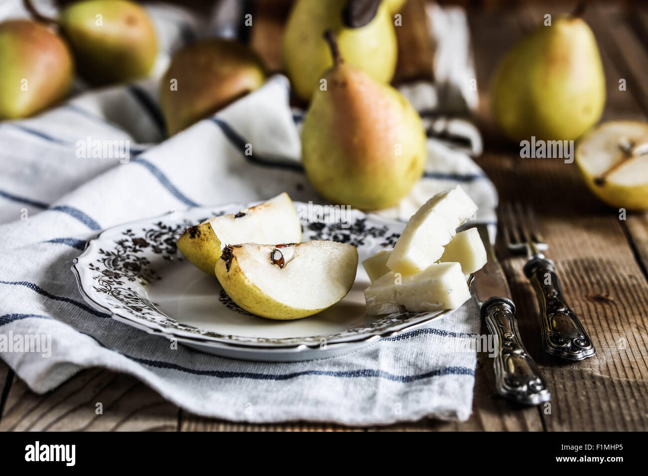 Coscia Birnen mit italienischen Asiago Käse. Stockfoto