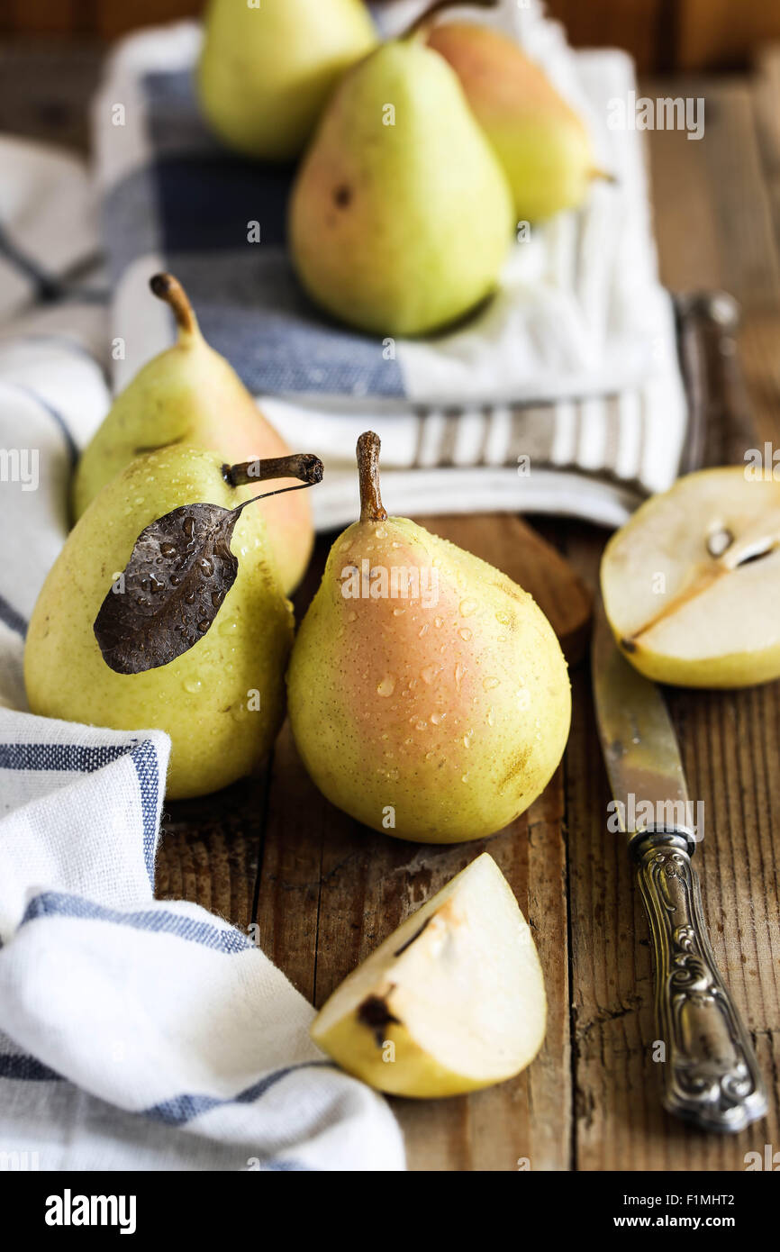 Reife italienische "Coscia' Birnen in Scheiben geschnitten auf Holztisch. Stockfoto