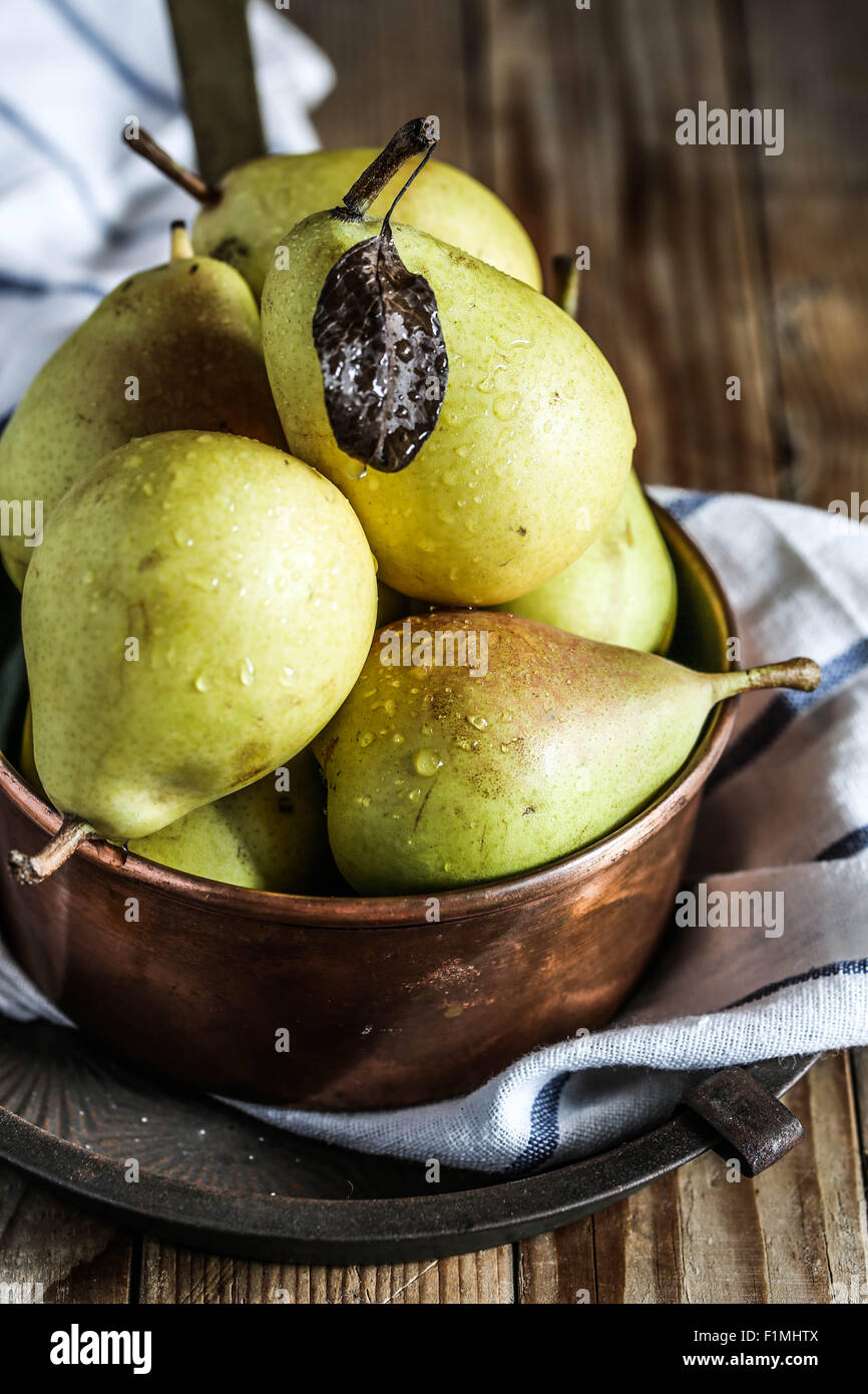 Frische Birnen auf einer Kupfer Kasserolle. Stockfoto