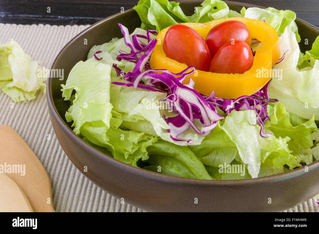 Salat mit verschiedenen Arten von Gemüse in der Schale auf den Tisch. Stockfoto