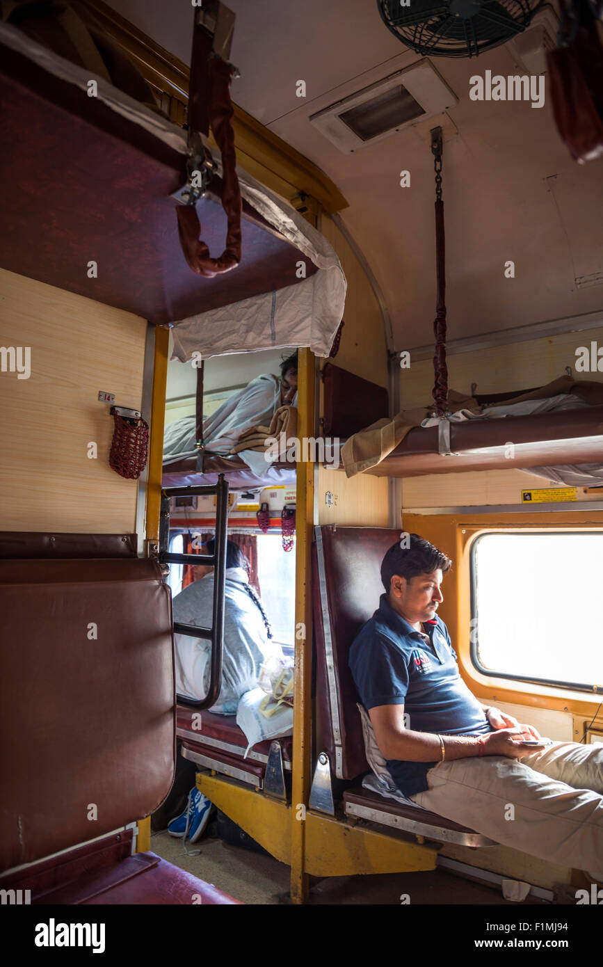 Bahnreisende auf ihrem Weg nach Neu-Delhi, Indien Stockfoto