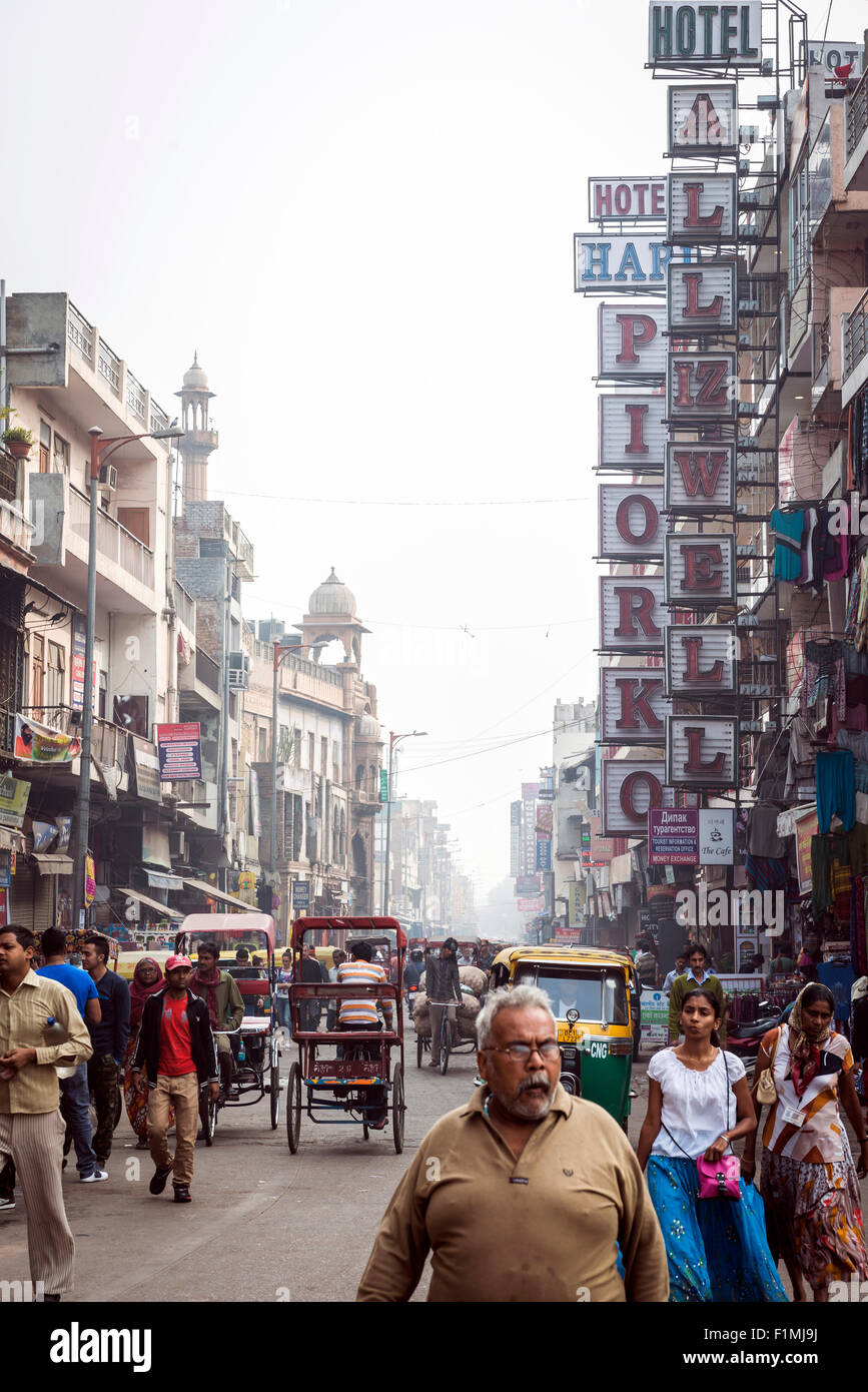 Touristen und einheimische mischen sich auf belebten Main Bazaar in Paharganj District von New Delhi, Indien Stockfoto